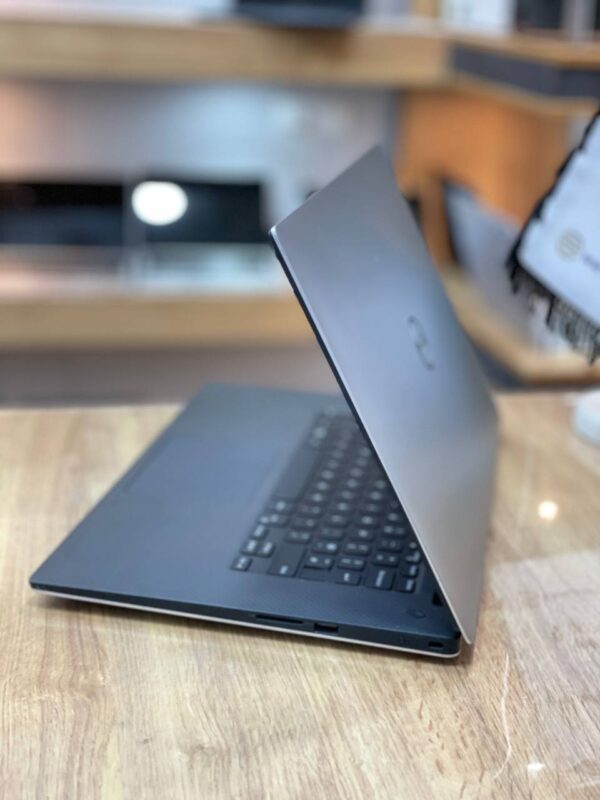 dell precision 5510 i7-6820HQ 16-512gb ssd 2gb quadro M1000m 15.6" 4k